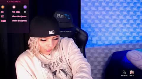 Isabella Mout  online show from January 25, 2:37 am