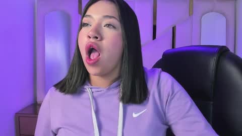 isabellrodriguez18 online show from April 6, 5:19 am