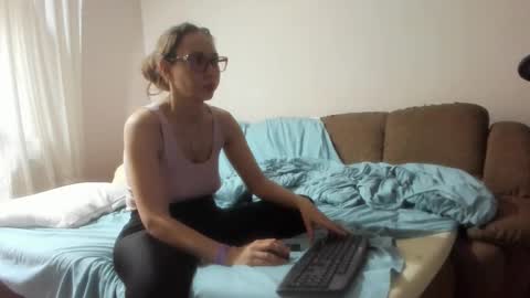 Issabelle online show from November 6, 6:08 am