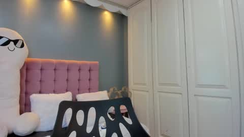 issadorajames online show from September 25, 7:01 pm