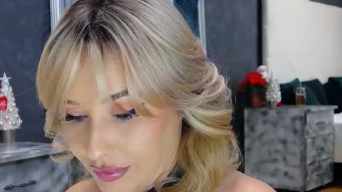 IssaSmyth online show from December 3, 3:58 pm