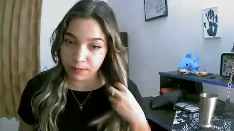 izzy_32 online show from April 14, 6:13 am