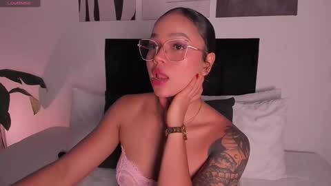 Snapshot of izzy_vega chatting on October 1, 1:21 am Izzy vega online show from October 1, 1:21 am