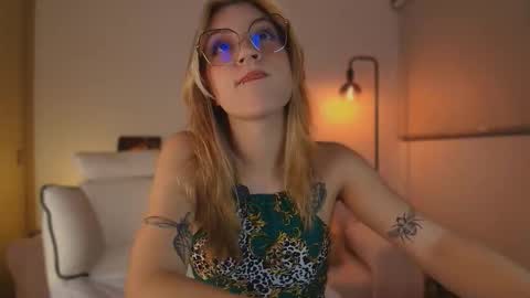 Snapshot of jacky_croft chatting on October 13, 5:21 am Linda Sofia help me get to 100 thumbs up online show from October 13, 5:21 am