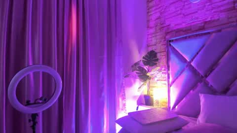 jade white  online show from September 17, 12:47 pm