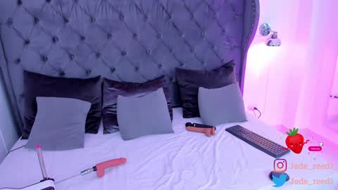 Jade Red  online show from December 17, 5:47 pm