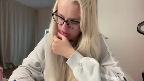 Nicole  online show from June 6, 9:21 pm
