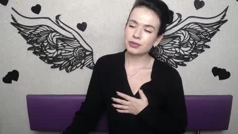 JasmineKouch online show from November 17, 1:45 pm