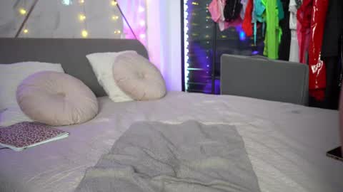 JayJayPink online show from February 22, 9:34 am