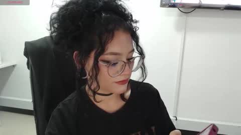 jenn online show from November 24, 9:39 pm