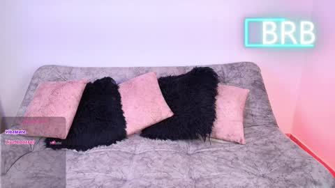 Jules and Gia online show from April 4, 2:16 pm