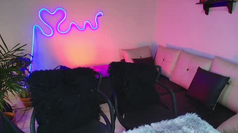 Jules and Gia online show from January 28, 2:31 pm