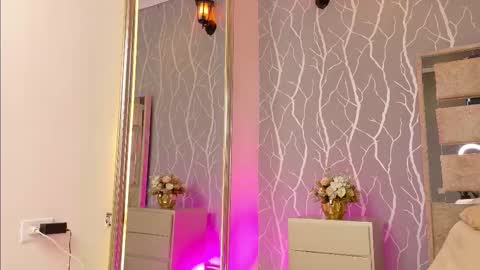 julia_rivers online show from December 20, 1:48 pm