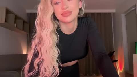 Julia R Le online show from October 15, 9:06 pm