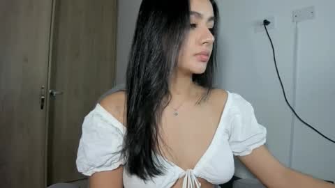 julia_strauns online show from November 11, 4:19 am