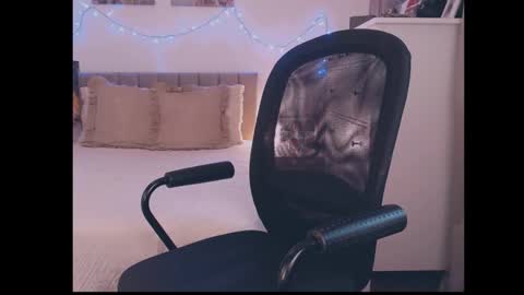 julialiones online show from October 7, 1:59 pm