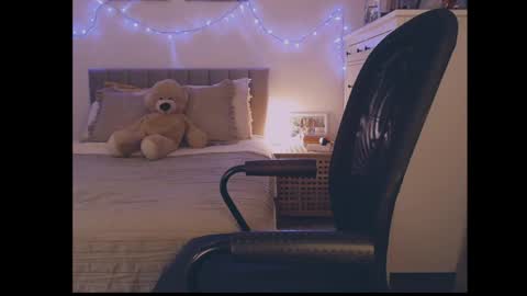 julialiones online show from May 13, 6:57 pm