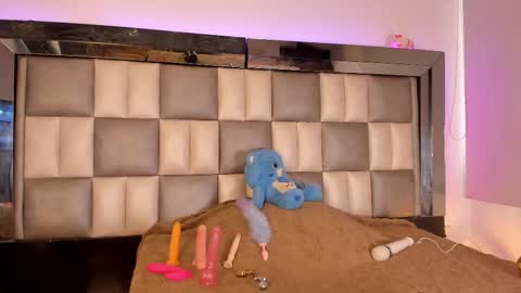 juliana_js_ online show from March 6, 8:59 pm