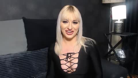 julia online show from December 6, 10:07 pm