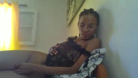 Snapshot of juliexexy chatting on March 2, 9:21 am juliexexy online show from March 2, 9:21 am