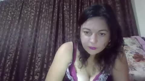 Snapshot of jully_caitlyn chatting on October 17, 9:51 pm Caitlyn online show from October 17, 9:51 pm