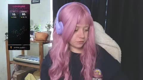 Snapshot of june_shy0 chatting on September 25, 7:18 am June online show from September 25, 7:18 am
