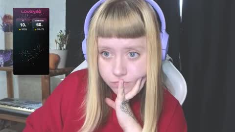 Snapshot of june_shy0 chatting on September 21, 7:29 am June online show from September 21, 7:29 am