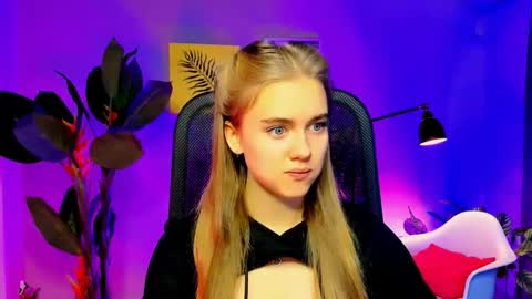 junewoods online show from November 20, 9:21 am