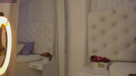 Snapshot of kamila_arias chatting on September 18, 12:15 pm online show from September 18, 12:15 pm
