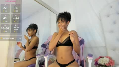 Snapshot of kamila_arias chatting on December 19, 7:29 pm online show from December 19, 7:29 pm