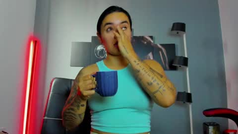 Snapshot of karlyjons_ chatting on February 3, 1:08 pm online show from February 3, 1:08 pm
