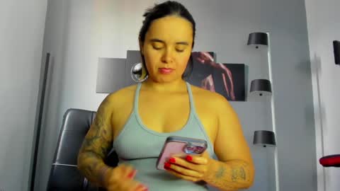 Snapshot of karlyjons_ chatting on December 18, 4:17 pm online show from December 18, 4:17 pm
