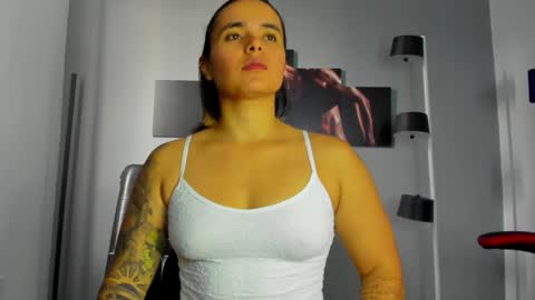 Snapshot of karlyjons_ chatting on December 2, 6:19 pm online show from December 2, 6:19 pm