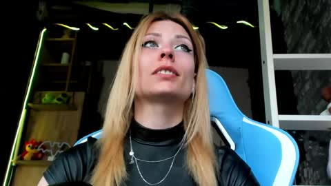 karoline121 online show from March 18, 5:45 am