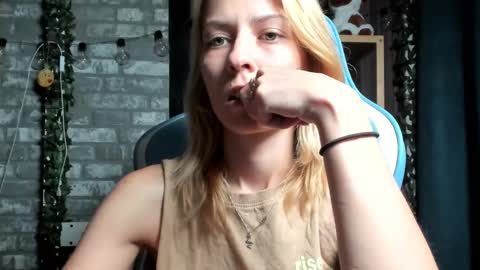 Snapshot of karoline121 chatting on September 16, 7:00 pm karoline121 online show from September 16, 7:00 pm