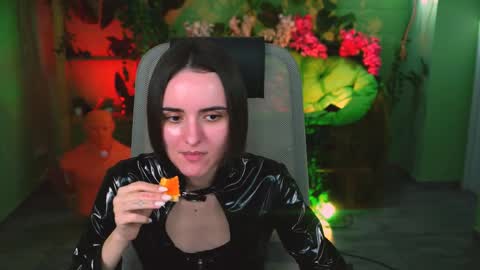 katewillows online show from April 7, 5:09 am