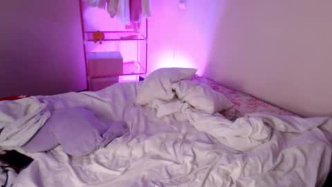 Snapshot of katie_deville chatting on October 28, 3:01 am Katie Deville online show from October 28, 3:01 am