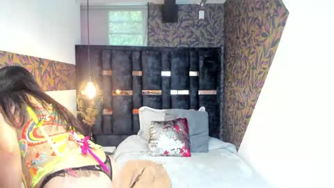 K A T T E  online show from April 15, 7:58 pm