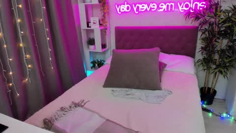 Snapshot of katyaneilson chatting on December 7, 7:38 am Kate online show from December 7, 7:38 am