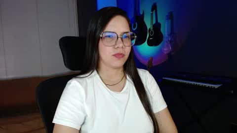 Snapshot of kay_avrill chatting on December 15, 6:29 am Kay online show from December 15, 6:29 am