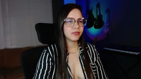 Snapshot of kay_avrill chatting on December 5, 9:39 pm Kay online show from December 5, 9:39 pm