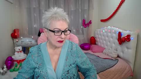 Snapshot of kaylesmoll chatting on February 15, 6:02 am kaylesmoll online show from February 15, 6:02 am