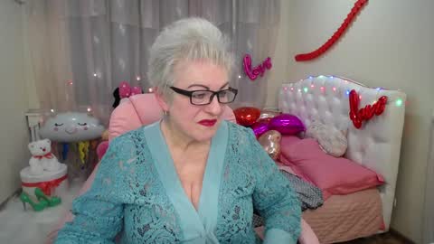 Snapshot of kaylesmoll chatting on February 5, 8:14 pm kaylesmoll online show from February 5, 8:14 pm