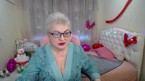 Snapshot of kaylesmoll chatting on March 8, 6:09 am kaylesmoll online show from March 8, 6:09 am