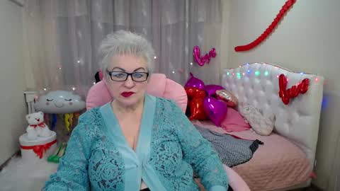 Snapshot of kaylesmoll chatting on February 3, 5:40 am kaylesmoll online show from February 3, 5:40 am