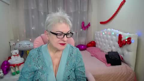Snapshot of kaylesmoll chatting on February 26, 7:40 pm kaylesmoll online show from February 26, 7:40 pm