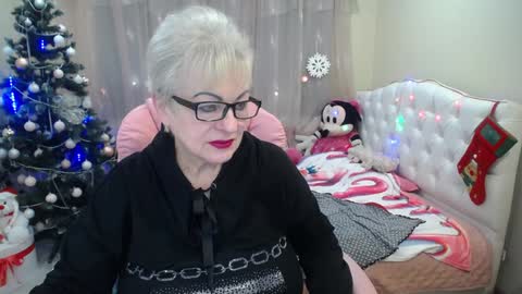 Snapshot of kaylesmoll chatting on December 24, 6:00 am kaylesmoll online show from December 24, 6:00 am