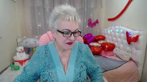 Snapshot of kaylesmoll chatting on February 9, 5:29 am kaylesmoll online show from February 9, 5:29 am