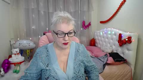 Snapshot of kaylesmoll chatting on February 22, 7:10 pm kaylesmoll online show from February 22, 7:10 pm