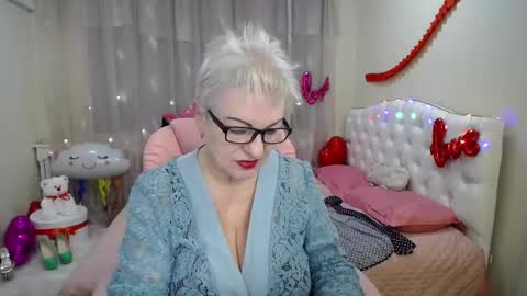 Snapshot of kaylesmoll chatting on February 25, 7:49 pm kaylesmoll online show from February 25, 7:49 pm